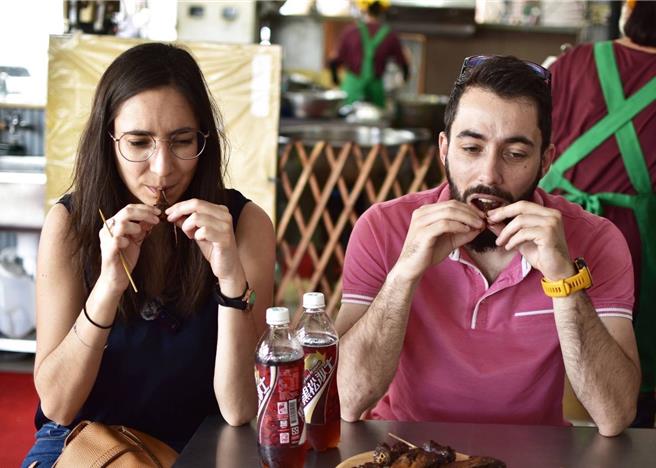 两人这次在东山国中校长郑光佑引介下，邀请爱莲与克里斯2名法国人深入体验当地，并制作宣传影片。（张威展提供／张毓翎台南传真）