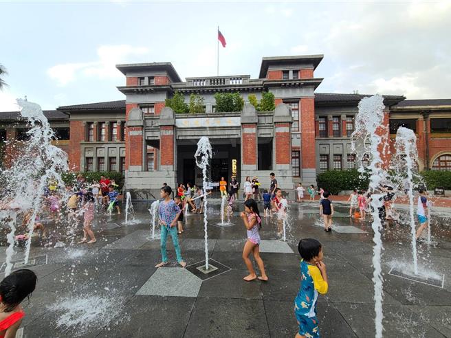 新竹市政府府前廣場噴水設施已於4日完成修復並試水完成，將於8月6日重新開放親子戲水。（新竹市政府提供／陳育賢新竹傳真）