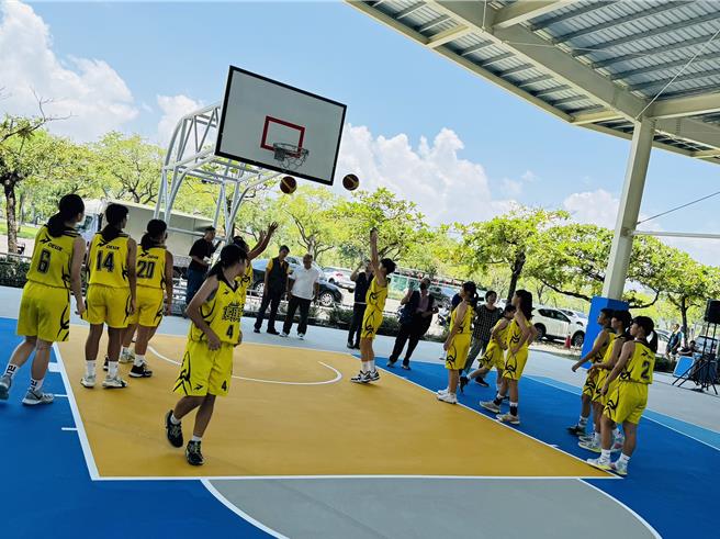 宜兰县最大面积相连的光电风雨球场今启用。（吴佩蓉摄）