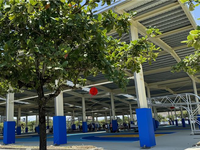 宜兰县最大面积相连的光电风雨球场今启用。（吴佩蓉摄）