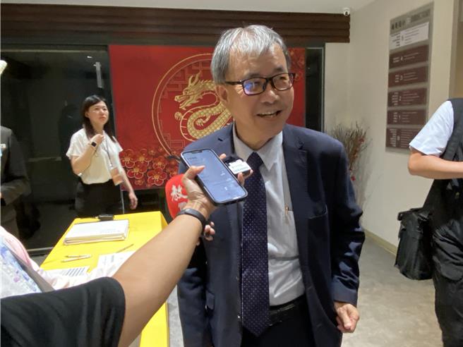 教育部長鄭英耀表示，將協助奧運金牌選手李洋圓夢。（林志成攝）