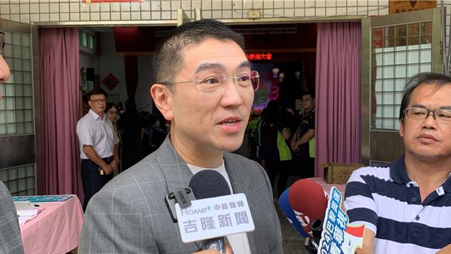 台灣羽球男子雙人「麟洋配」奪金，基隆市長謝國樑今日出席模範父親活動時表示有看比賽，也呼籲中央能加速支持基隆高中設立羽球中心的計畫，未來培育更多人才。（徐佑昇攝）