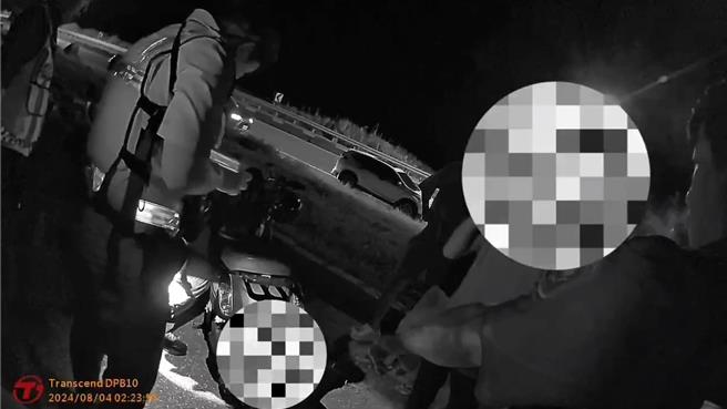 金山警方在台2线执行勤务时，发现1部改装机车。警方迅速上前拦查，随即查获该车车牌是偽造。（金山警分局提供）