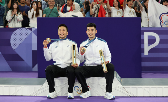 2024巴黎奥运羽球男子双打金牌战，中华队李洋（左）、王齐麟（右）战胜大陆组合拿下金牌。（中时奥运採访团）
