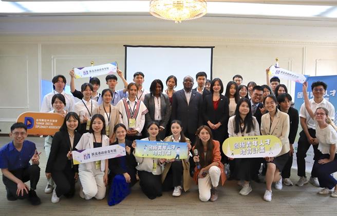 新北市青年局辦理「國際青年人才培育計畫」，吸引近 200 名新北青年報名參加，在 5 天的培訓課程中培養青年養成國際觀、也讓青年帶領外國來訪青年參訪板橋舊城區景點，讓青年走入國際舞台。（新北市青年局提供）