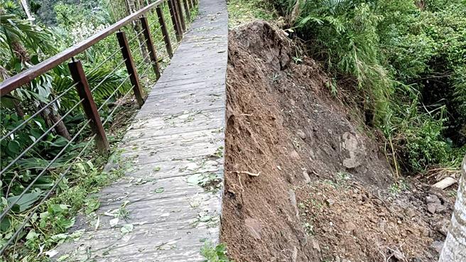 目前大阿里山區仍有許多觀光設施、景點仍處於封閉狀態，部分步道如竹坑溪步道受損、地基流失，短時間內難以復原。（阿里山管理處提供／呂妍庭嘉義傳真）