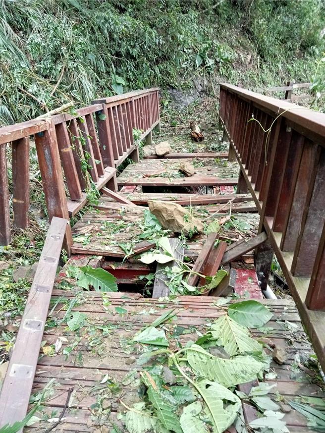 目前大阿里山區仍有許多觀光設施、景點仍處於封閉狀態，部分步道受損、地基流失，短時間內難以復原。（阿里山管理處提供／呂妍庭嘉義傳真）