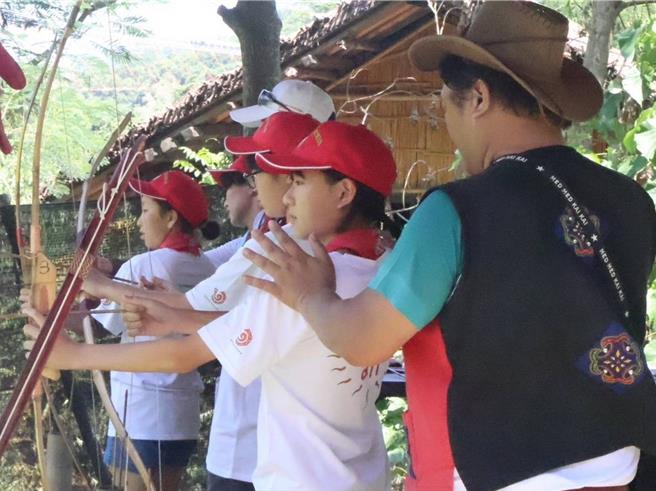 来自日本足利市的学生，和排湾族学生一起学习原民语言及文化。（原民会提供／罗琦文屏东传真）