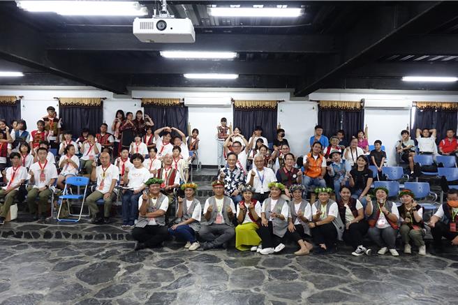 原民会主委曾智勇（第二排右六）视察排湾族语营队，宣布原民会须有80％以上同仁通过族语中级认证。（罗琦文摄）