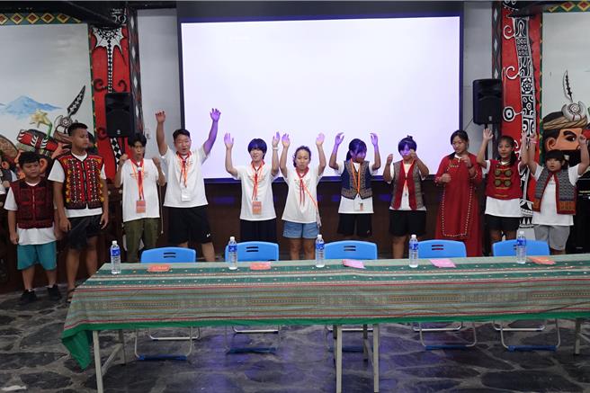 日本学生和原住民学生共同以国语、排湾族语及日语呼喊队呼。（罗琦文摄）