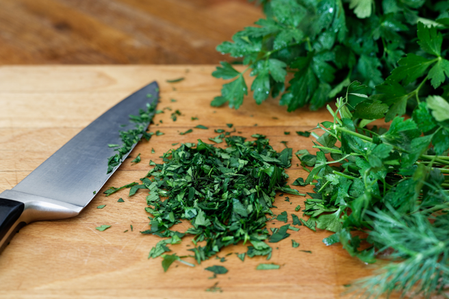 新庄公有市场的菜贩廖炯程教3招买到新鲜香菜。（示意图，shutterstock／达志）