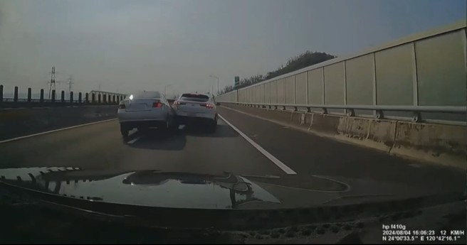 轎車切換車道沒保持安全距離，前車突然煞車造成追撞。（翻攝爆料公社）