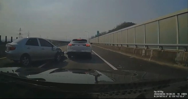 轎車切換車道沒保持安全距離，前車突然煞車造成追撞。（翻攝爆料公社）