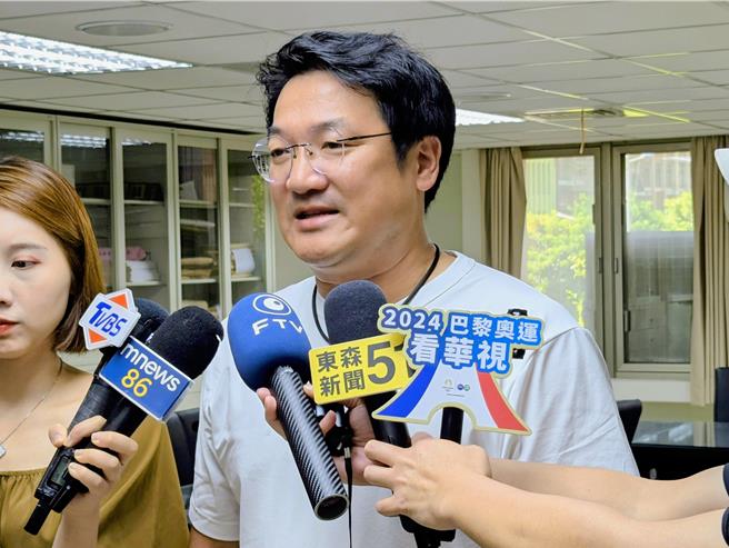 基隆市选委会总干事张渊翔（中）表示，基隆市长谢国梁罢免案正在进行查对，选委会仅寄出1441件查询单，而不是外界揣测的2.5万份。（张志康摄）