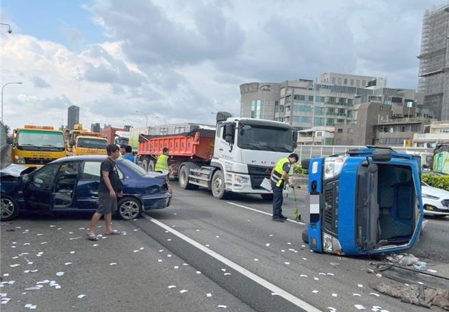 30歲林姓男子於5日下午3時許駕駛營半聯結車行駛至國道1號南向367.5公里（中正路段）時，在切換車道時撞擊自小客車，小客車再波及另一輛小貨車。（翻攝照片／林瑞益高雄傳真）