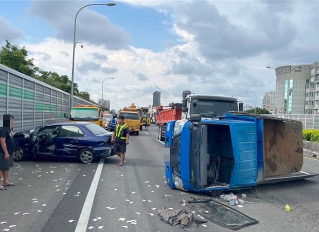 國道1號南向367.5公里（中正路段）時5日下午3時許發生1曳引車與2輛小型車的追撞交通事故，圖為車禍現場。（翻攝照片／林瑞益高雄傳真）