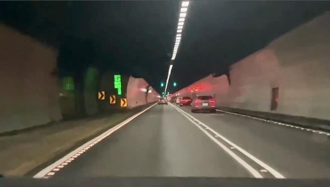 有民眾询问开车进入雪山隧道时遇到救护车应该如何做。（吴佩蓉摄）