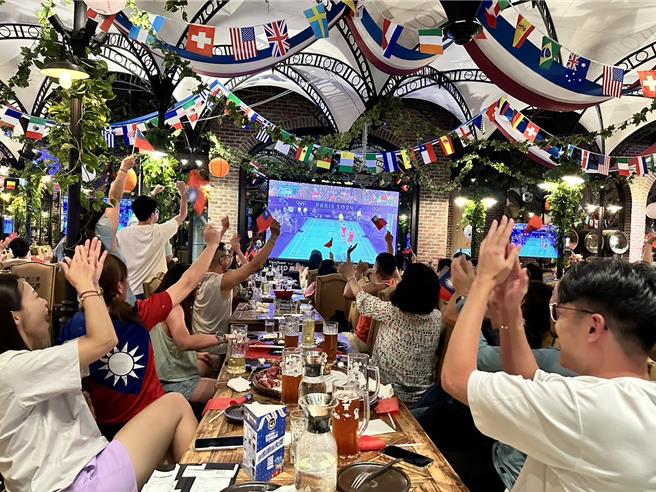 麟洋夺金，金色三麦请现场民眾喝啤酒，全场嗨翻。（金色三麦提供／朱世凯台北传真）★《中时新闻网》关心您：饮酒过量，有碍健康。酒后不开车，安全有保障！