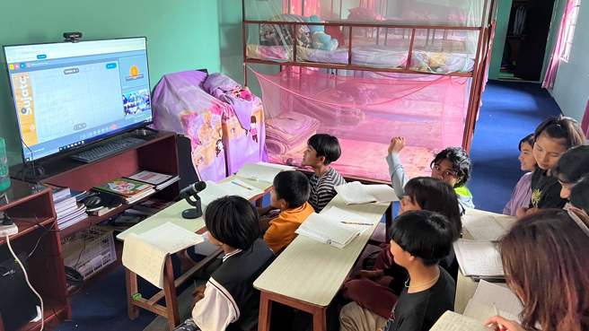 臺科大团队带领育幼院孩童进行中文课程。（照片/国立臺湾科技大学提供）