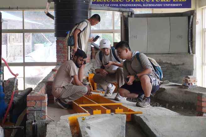 臺科大学生参观加德满都大学水坝模型。（照片/国立臺湾科技大学提供）