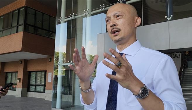 国体大主秘陈成业表示，国体大2年前聘李洋老师为副教授级的专业技术人员，薪俸加专业加给约9万多元。（蔡依珍摄）