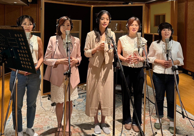 劉方慈、林靖芬兩位女主播，攜手在YT擁有千萬觀看次數的台語歌手麗蓉（絨），和王皖佳、詹凌瑀、璽硯、蘇鈺翔、吳拱陽等專業歌手，連袂錄2首佛曲，趕在農曆七月初一「開鬼門」前上線。(戴志揚翻攝)
