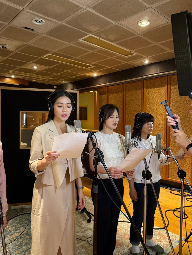 劉方慈、林靖芬兩位女主播，攜手在YT擁有千萬觀看次數的台語歌手麗蓉（絨），和王皖佳、詹凌瑀、璽硯、蘇鈺翔、吳拱陽等專業歌手，連袂錄2首佛曲，趕在農曆七月初一「開鬼門」前上線。(戴志揚翻攝)
