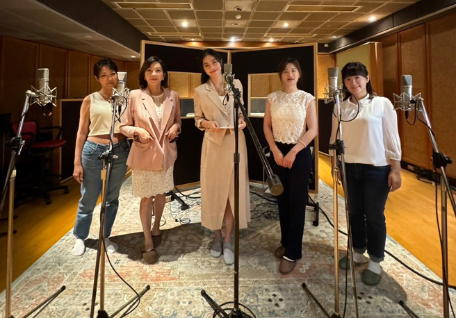 劉方慈、林靖芬兩位女主播，攜手在YT擁有千萬觀看次數的台語歌手麗蓉（絨），和王皖佳、詹凌瑀、璽硯、蘇鈺翔、吳拱陽等專業歌手，連袂錄2首佛曲，趕在農曆七月初一「開鬼門」前上線。(戴志揚翻攝)
