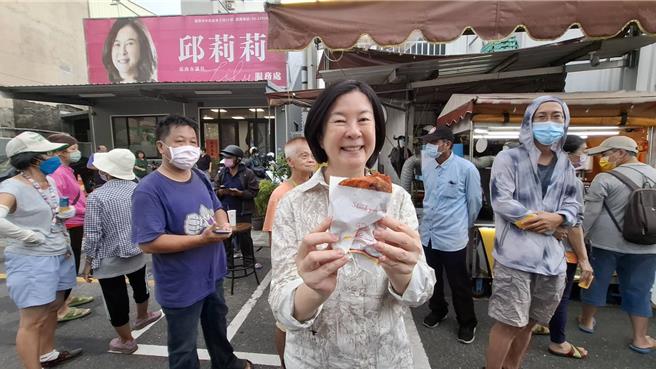 中華羽球男雙奧運苦戰3局奪金，台南市議長邱莉莉5日起連發3天雞排，每天100份。（程炳璋攝）