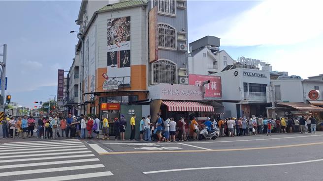 台南市議長邱莉莉4日晚間看到中華隊羽球男雙奪冠，開心宣布連3天發送雞排，5日下午發放前的排隊人潮超過20公尺。（程炳璋攝）