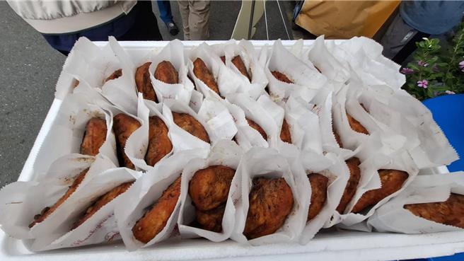 台南市議長邱莉莉4日晚間宣布連3天發放100分雞排，民眾開心捧場大啖「議長雞排」。（程炳璋攝）