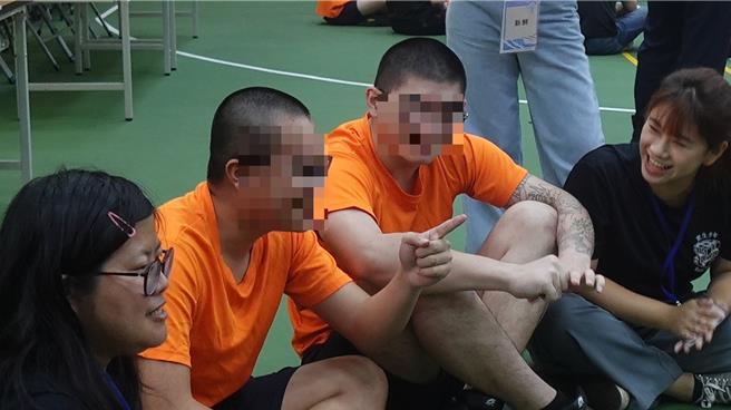 更生少年关怀协会举办「更生关怀营」，让民眾能以志工的身分接触更生少年，并了解所谓凶神恶煞，不过是外界异样眼光投射，协会主任陈彦君表示，营队迈入第10年，除了让更生少年重新认识自我，也期盼民眾加入志工，亲眼看看这群孩子单纯的一面。（贺培晏摄）