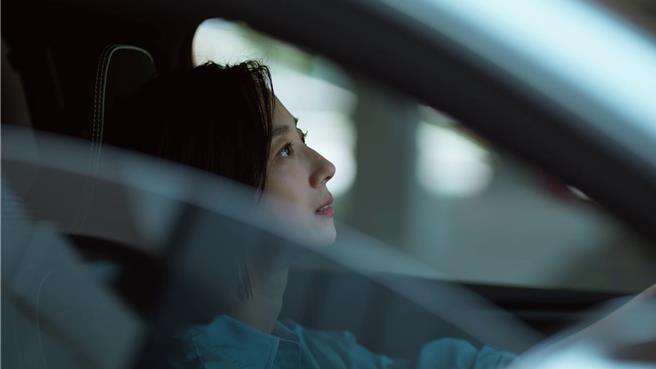 桂纶镁拍广告扮生态观察员，向往回归山林。（国际富豪汽车提供）