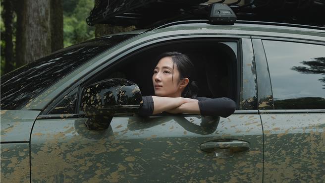 桂纶镁演绎穿越平行时空，为广告增添故事感。（国际富豪汽车提供）