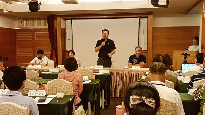 環境部環境部長彭啓明（中立者）列席垃圾強制分類策勵營，他說，台灣各產業都在成長，但環保產業卻沒跟上，環保產業應該要很有效率，最重要就是從垃圾分類做起。（葉靜美攝）