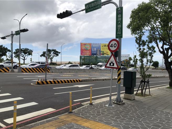 台中市龍井區台灣大道六段人行道規畫移動式測照勤務，日前烏日警分局1名員警「蹲坐」在電線桿後執勤，因位置過於隱密爆發爭議，烏日警分局對該員予以申誡，並撤銷88張罰單。（警方提供／潘虹恩台中傳真）