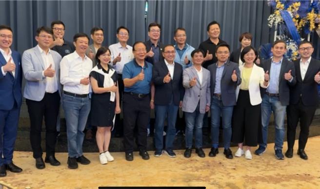 新北市长侯友宜5日晚间6时30分在市府8楼彭园会馆花园厅，宴请10位立委，包括2026新北市长的热门人选民进党立委苏巧慧、国民党立委洪孟楷、民眾党立委黄国昌、新北副市长刘和然等人全都出席餐叙，餐后苏巧慧受访表示，吃饭气氛非常融洽，今天齐聚在此就没有党派之分，所有人都是「新北队」。(新北新闻局提供)