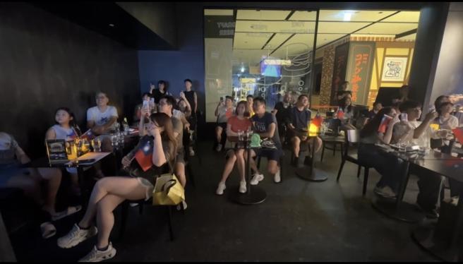 位于宏匯广场的SUNMAI BURGER 麦汉堡，昨晚（8月4日）涌进人潮为麟洋配应援喝采。（宏匯广场提供）