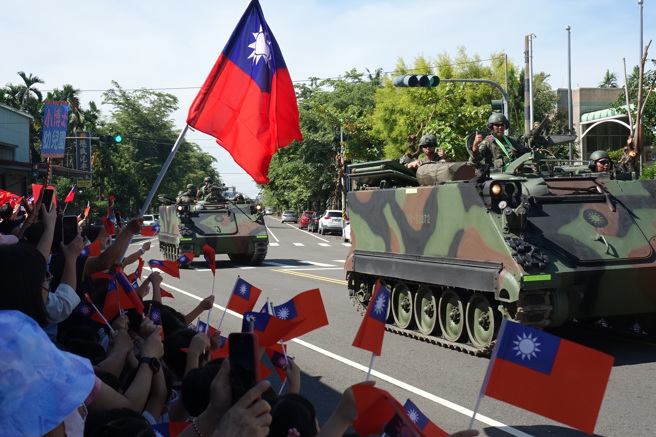 今年汉光演习首日，装甲车进行演训，小朋友挥舞国旗高喊「国军加油」，国军也向小朋友们竖起大姆指。（罗琦文摄）