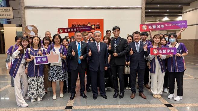 兆豐保險獲保險信望愛獎殊榮，5日由總經理翁英豪(前排中)領軍出席頒獎典禮。圖／兆豐保險提供