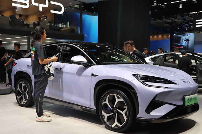 得益于新能源车市的热潮，在深交所上市的大陆电池龙头寧德时代今年上半年净利润达人民币（下同）228.65亿元，年增10.37％，超过市场预期。图／蓝孝威