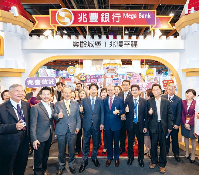 2024高齡健康產業博覽會2日開展，兆豐銀行董事長雷仲達（右三）及同仁熱烈歡迎賴清德總統（中）、前立法院長王金平（左三）、總統府資政沈榮津（左一）、總統府副秘書長何志偉（左二）等蒞臨指導，並與兆豐員工合影留念。圖／兆豐銀行提供