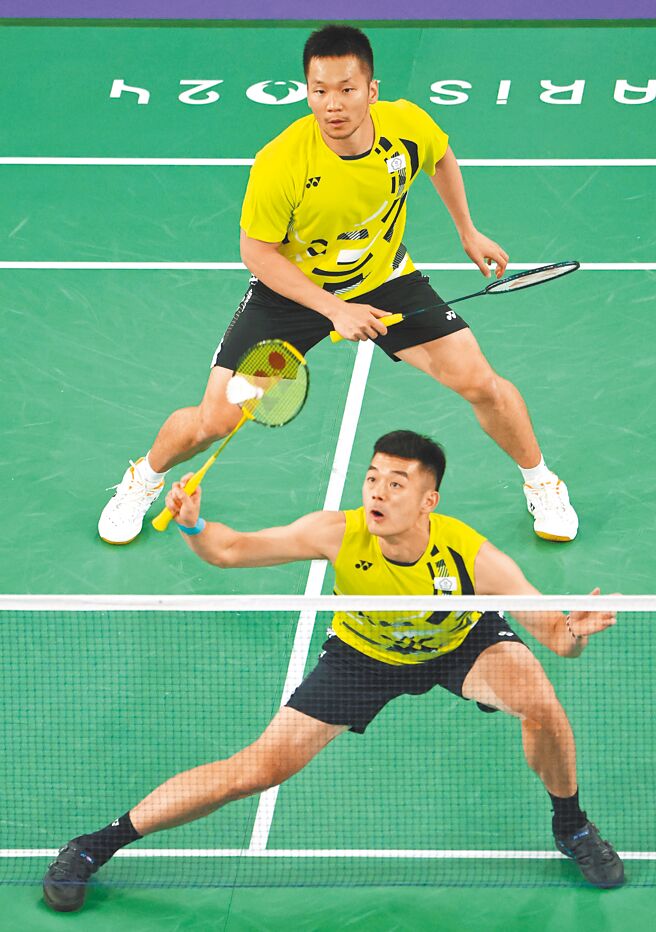 2024巴黎奥运羽球男子双打金牌战，中华队李洋（后）、王齐麟（前）击败大陆组合梁伟铿与王昶赢得冠军。（中时奥运採访团）（相关新闻刊B3）（更多精彩内容 请看翻爆）