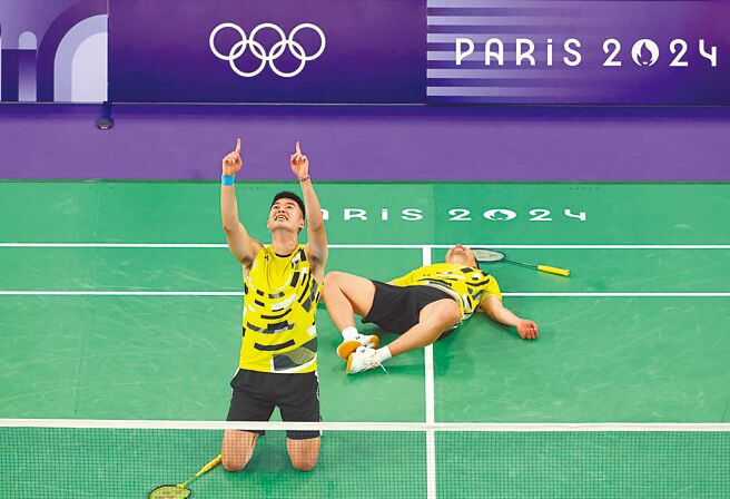 王者出击 圣杯再现巴黎奥运羽球男双决赛，中华队李洋（后）、王齐麟（前）战胜大陆队拿下金牌，再次秀出圣杯组合的招牌动作。（中时奥运採访团）（相关新闻刊B3）（更多精彩内容 请看翻爆）