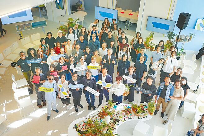 新北市政府成立「新北市設計中心」2日舉辦開幕茶會，執行長朱惕之（前排左五）表示，新北市設計中心功能任務包含優化城市硬體空間、將設計納入新北城市公共生活服務系統等，透過共同參與，啟動並落實城市永續韌性發展的機制。（新北市文化局提供）