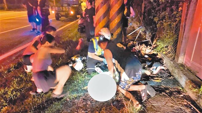 花東防衛指揮部28歲冉姓中士4日休假，晚間疑似酒駕騎機車載4歲女兒出門，行經台9丙線時不慎自撞路旁電線桿，由於撞擊力道大，2人頭部重創搶救不治。（民眾提供／羅亦晽花蓮傳真）