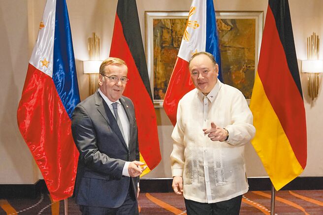 德国防部长（左）与菲国防部长（右）于马尼拉会面，同意强化军事合作。（路透）