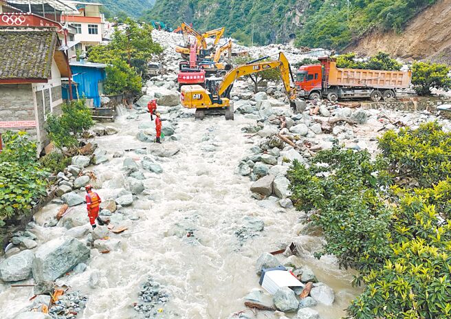 大陆四川省甘孜州3日因高温融雪加上连日大雨，发生土石流，已不幸造成8人罹难19人失联。图为4日搜救人员和车辆在现场救援。（新华社）