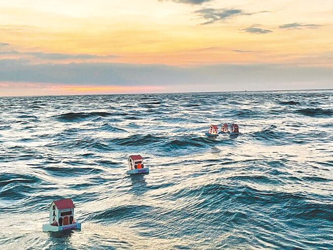 新北市各地中元祭祀活動陸續展開，圖為淡水福佑宮每年在淡水河口舉辦的放水燈活動。（新北市民政局提供／王揚傑新北傳真）