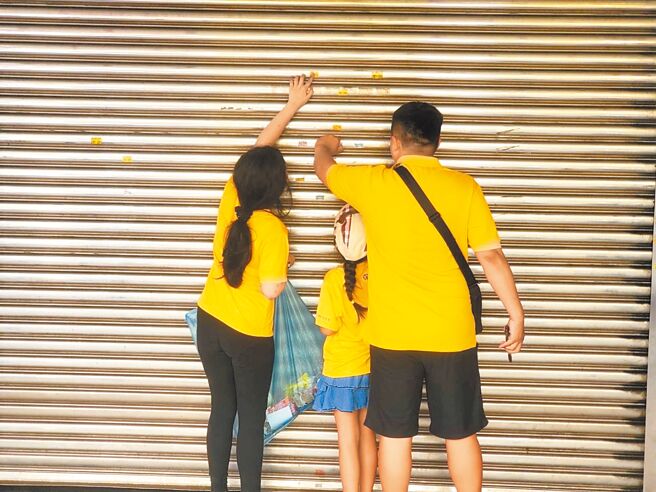 新北市环保局推广市容整洁，推动「全民撕小广告─集撕广益活动」，指出活动自4月份开跑以来，已撕除超过500公斤的小广告，环保局说，活动将于11月30日截止，欢迎民眾参与。（新北市环保局提供／柯毓庭新北传真）